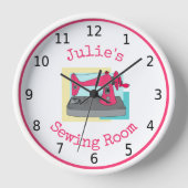 裁縫ルーム、ピンクヴィンテージマシンパーソナライズされた、 壁時計 (正面)