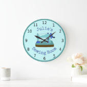 裁縫室、ヴィンテージ裁縫機、お名前 ラージ壁時計 (ホーム)