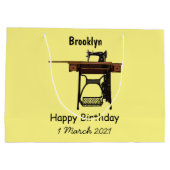 裁縫機の漫画イラストレーション ラージペーパーバッグ (裏面)