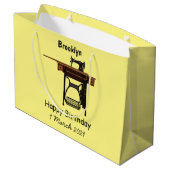 裁縫機の漫画イラストレーション ラージペーパーバッグ (裏面アングル)