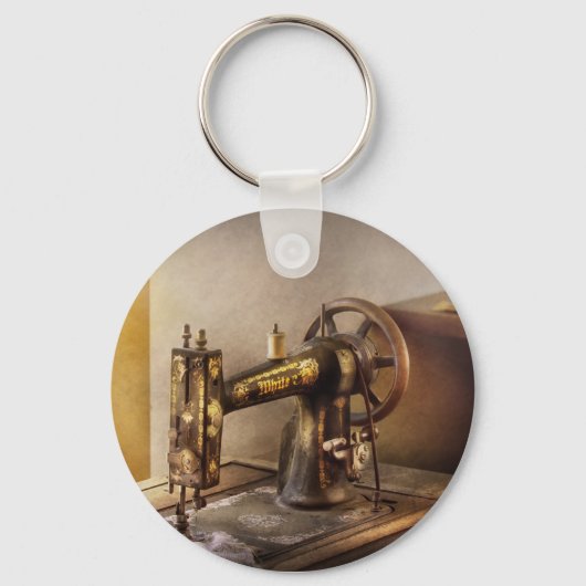 裁縫 – 白黒裁縫機 キーホルダー (正面)