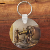 裁縫 – 白黒裁縫機 キーホルダー (正面)