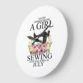裁縫|裁縫が大好きで7月生まれだった ラージ壁時計 (傾斜)