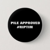 裂け目ティム 缶バッジ (正面)