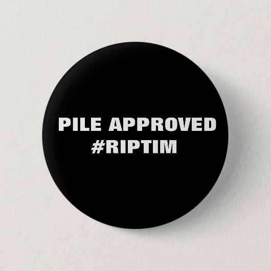 裂け目ティム 缶バッジ (正面)