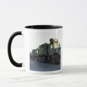 装甲トラックはモレヘッドシティの桟橋に座る マグカップ (左)
