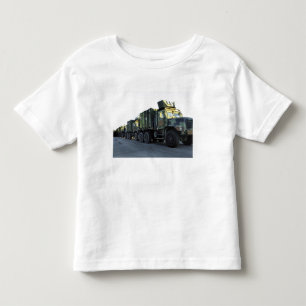 装甲トラックはMorehead都市で桟橋で置かれます トドラーTシャツ