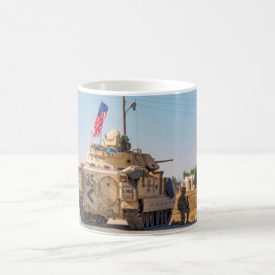 装甲人員輸送機 – M2 Bradley コーヒーマグカップ