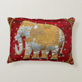 装飾されたインドゾウの赤および金ゴールド アクセントクッション (裏面)