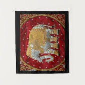 装飾されたインドゾウの赤および金ゴールド タペストリー (正面)