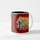 装飾されたインドゾウの赤および金ゴールド ツートーンマグカップ (正面右)