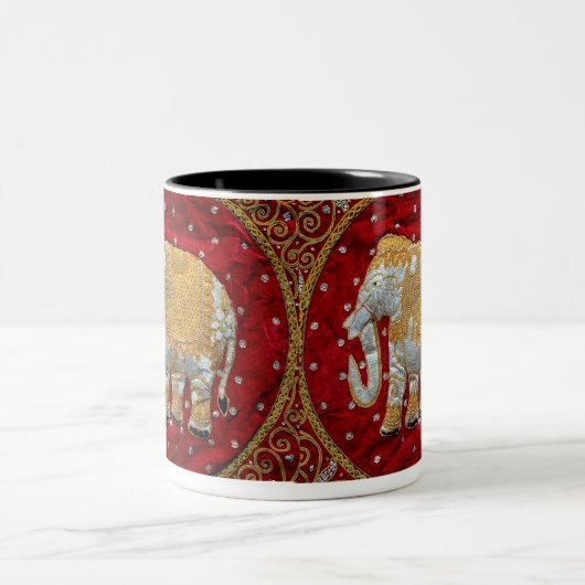 装飾されたインドゾウの赤および金ゴールド ツートーンマグカップ (中央)