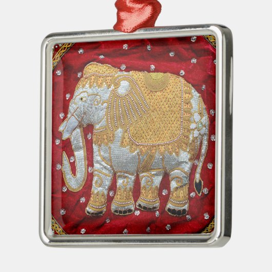 装飾されたインドゾウの赤および金ゴールド メタルオーナメント (左)