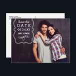 装飾フォトオーバーレイ結婚式の日付の保存 案内ポストカード<br><div class="desc">日付はがきデザインモダンは、前面にスクロール付きの装飾的な形のオーバーレイデザイン(婚約の写真の上に再配置できる)と、カードの背面のアドレスの追加情報と宇宙を備えている。</div>