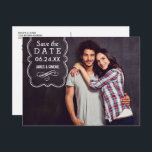 装飾フォトオーバーレイ結婚式の日付の保存 案内ポストカード<br><div class="desc">日付はがきデザインモダンは、前面にスクロール付きの装飾的な形のオーバーレイデザイン(婚約の写真の上に再配置できる)と、カードの背面のアドレスの追加情報と宇宙を備えている。</div>