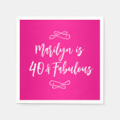 装飾ホットピンクとホワイトスクリプト40 & Fabuous スタンダードカクテルナプキン (正面)