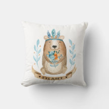 装飾枕を持つ森林動物