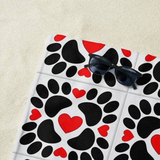 装飾犬の前足のプリントと赤いハートタイル ビーチタオル (インサイチュ)