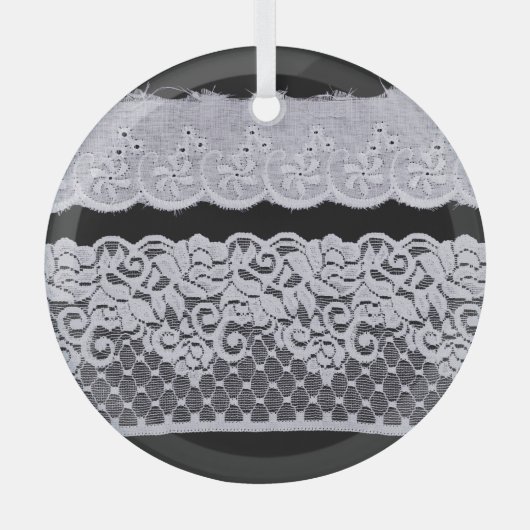 装飾用の白いレース、孤立した黒の背景。 ガラスオーナメント (正面)