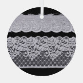 装飾用の白いレース、孤立した黒の背景。 ガラスオーナメント (裏面)