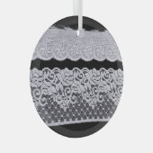装飾用の白いレース、孤立した黒の背景。 ガラスオーナメント (正面右)