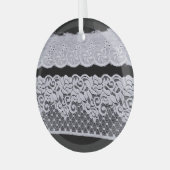装飾用の白いレース、孤立した黒の背景。 ガラスオーナメント (正面左)