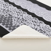 装飾用の白いレース、孤立した黒の背景。 シェルパブランケット (3/4)