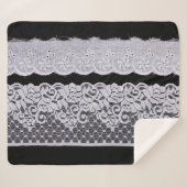 装飾用の白いレース、孤立した黒の背景。 シェルパブランケット (正面(横))