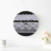 装飾用の白いレース、孤立した黒の背景。 ラージ壁時計 (ホーム)