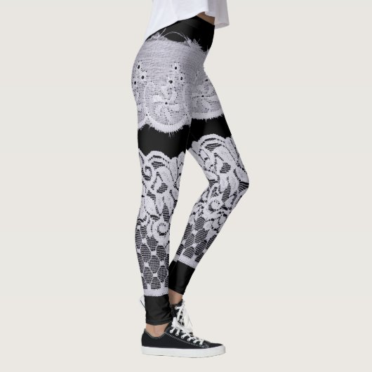 装飾用の白いレース、孤立した黒の背景。 レギンス (右)