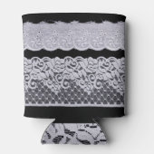 装飾用の白いレース、孤立した黒の背景。 缶クーラー (裏面)