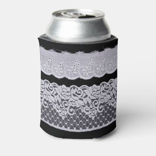 装飾用の白いレース、孤立した黒の背景。 缶クーラー (缶裏面)