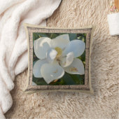 装飾用クッションとホワイトマグノリア クッション (ブランケット)