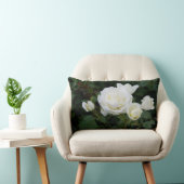 装飾用クッション（ランバー）と白いバラ ランバークッション (椅子)