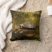 装飾用クッション- Turtle on Log in Pond クッション (ブランケット)
