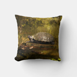 装飾用クッション- Turtle on Log in Pond クッション
