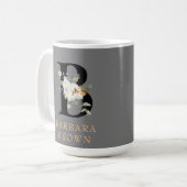 装飾白フローラ金ゴールドアクセントMonogram B コーヒーマグカップ (正面左)