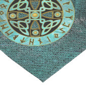 装飾的なケルト族の交差およびRunesのアルファベット ショートテーブルランナー (コーナー)