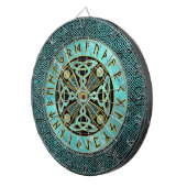 装飾的なケルト族の交差およびRunesのアルファベット ダーツボード (正面右)