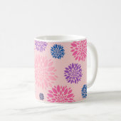 装飾的なピンクのパープルと青の花柄 コーヒーマグカップ (正面右)