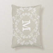 装飾的なベージュ白くカスタムなモノグラム アクセントクッション (正面(垂直))