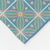 装飾的なモロッコの花タイルティール(緑がかった色)とピンク フリースブランケット (角)