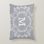 装飾的な灰色白のカスタムなモノグラム アクセントクッション (正面(垂直))