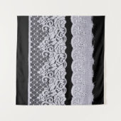 装飾的な白いレースが、黒い背景に孤立しています。 タペストリー (正面(横))