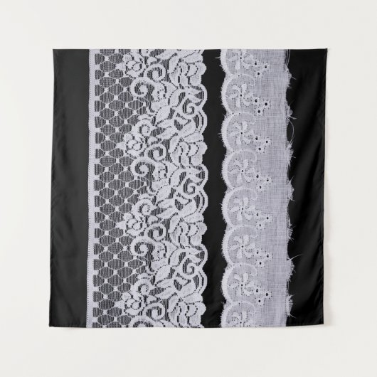 装飾的な白いレースが、黒い背景に孤立しています。 タペストリー (正面(横))