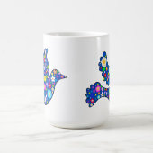 装飾的な花から成っている青い平和鳩 コーヒーマグカップ (中央)