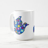 装飾的な花から成っている青い平和鳩 コーヒーマグカップ (正面左)