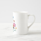 装飾的な花柄及びCockerelsを持つポーランドのフォーク ボーンチャイナマグカップ (右)