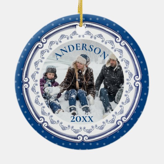 装飾的な青いプレートパーソナライズされたの写真クリスマス セラミックオーナメント (裏面)