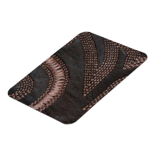 装飾的に縫われたブラウンのヴィンテージの革 マグネット (左側)